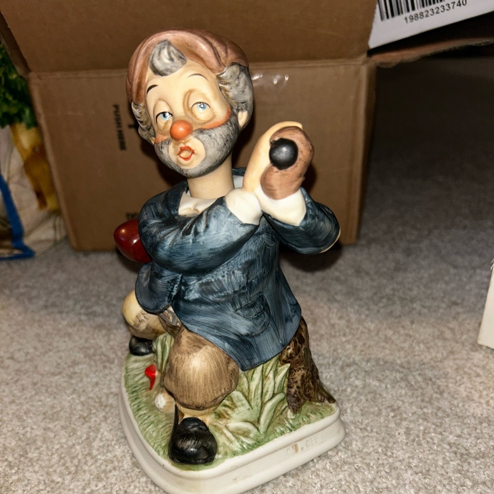 Waco Golfer Man with Moving Head Music Box Plays IT'S IMPOSIBLE Figurine